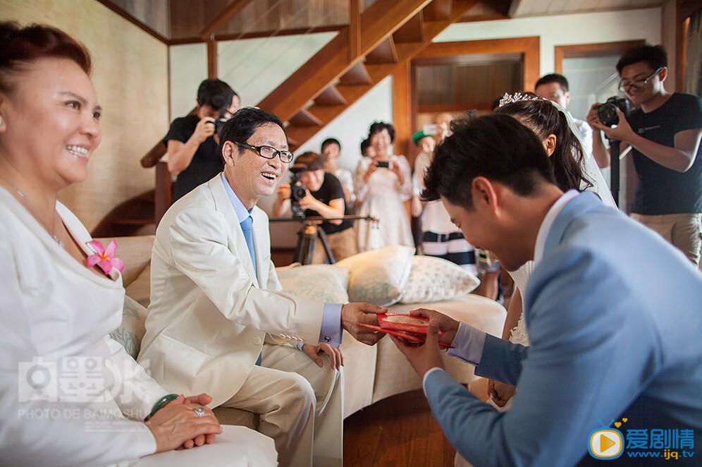 佟丽娅婚纱照 2014年1月16日佟丽娅和陈思成在太平洋塔希提岛举行婚礼，婚礼的伴娘团和伴郎团整容强大。