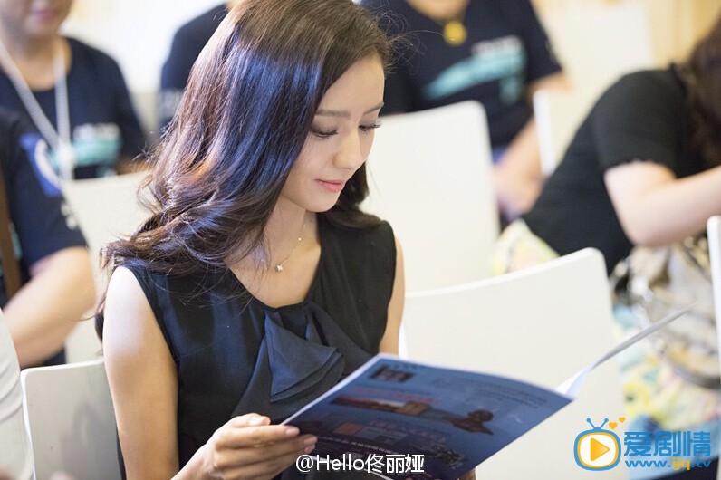 佟丽娅活动照 由新疆维吾尔族摄影师库尔班江·赛买提创作的纪实图集改编的同名纪录片《我从新疆来》在上海举行发布会，@佟丽娅 作为新疆少数民族杰出代表受邀参与拍摄并出席发布会。佟丽娅身着充满新疆元素的艾德莱斯绸定制礼服用民族语言向大家问好，分享拍摄趣事并表示希望通过本片讲述新疆人民的中国梦。