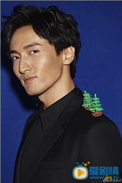 王传君日前曝光了一组最新写真，以一袭“涂鸦风”的黑西装亮相，以各种趣致表情和搞笑Pose，再度带给粉丝一个大大的惊喜。