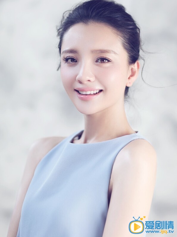 孙茜甜美写真 孙茜曝光了一组清新甜美的时尚写真。温婉可人的造型，甜美的笑容已成为她的标识，沁人心田。