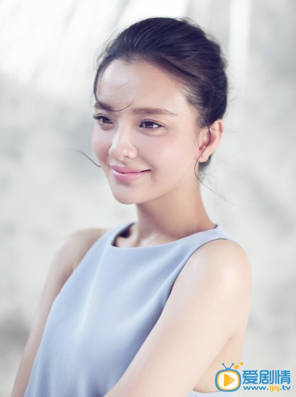 孙茜甜美写真 孙茜曝光了一组清新甜美的时尚写真。温婉可人的造型，甜美的笑容已成为她的标识，沁人心田。