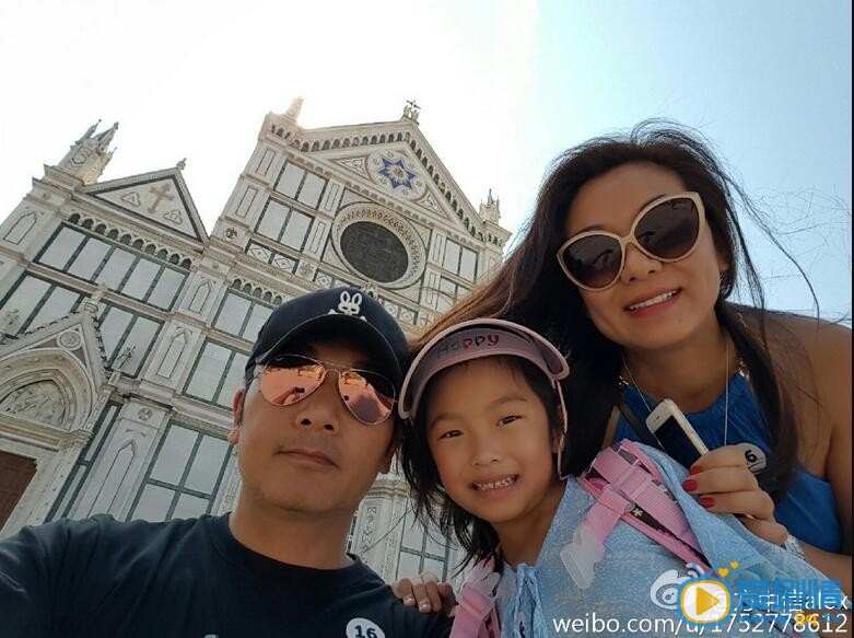方中信和妻子女儿合影照 方中信高清写真_方中信高清剧照