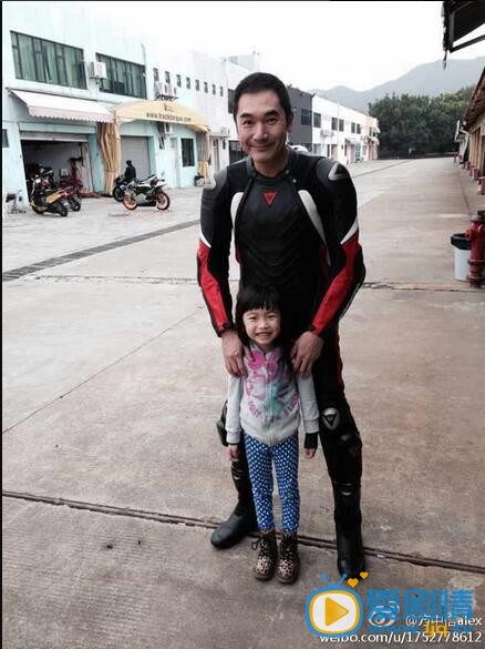方中信和妻子女儿合影照 方中信高清写真_方中信高清剧照