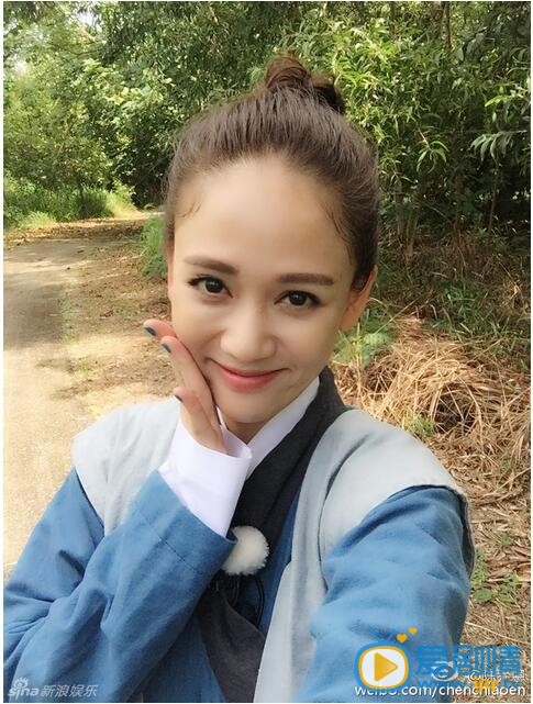 陈乔恩丸子头造型 敢露额头的美女才是真美女！23日，陈乔恩就晒出一组美照，她扎着丸子头，露出大额头，似少女般俏皮可人。
