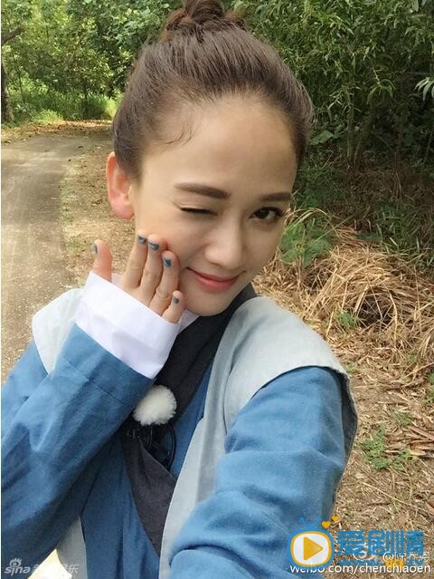 陈乔恩丸子头造型 敢露额头的美女才是真美女！23日，陈乔恩就晒出一组美照，她扎着丸子头，露出大额头，似少女般俏皮可人。