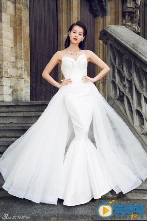 胡杏儿婚纱照 即将举办婚礼的胡杏儿再曝光一组婚照。她连换数套婚纱，或雍容贵气，或妩媚性感。大多是修身风格，将她曼妙的身材展示出来。