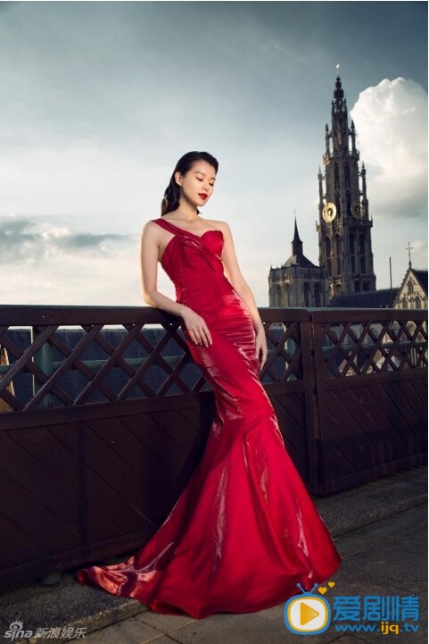 胡杏儿婚纱照 即将举办婚礼的胡杏儿再曝光一组婚照。她连换数套婚纱，或雍容贵气，或妩媚性感。大多是修身风格，将她曼妙的身材展示出来。