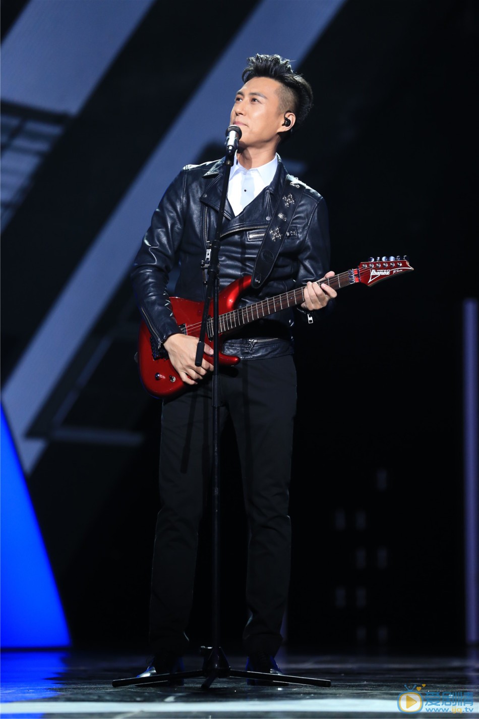 《伪装者》三兄弟齐聚东方卫视跨年演唱会 引爆银屏 靳东12月31日，四大卫视跨年晚会同档举行。《伪装者》兄弟胡歌靳东合体东方卫视跨年晚会，独唱之外还合唱一首。王凯则独自在湖南卫视跨年，与粉丝互动比手大小。
