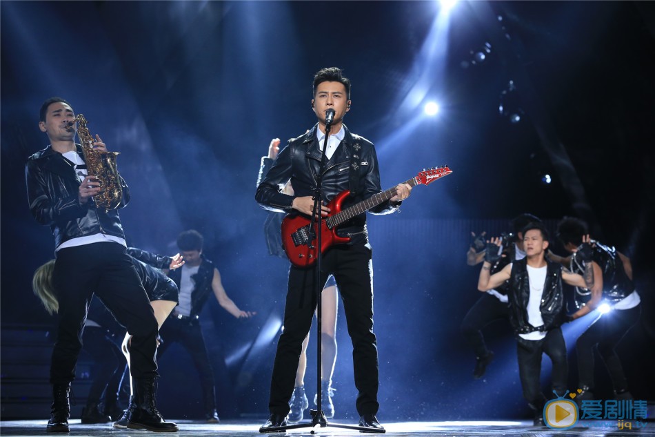 《伪装者》三兄弟齐聚东方卫视跨年演唱会 引爆银屏 靳东12月31日，四大卫视跨年晚会同档举行。《伪装者》兄弟胡歌靳东合体东方卫视跨年晚会，独唱之外还合唱一首。王凯则独自在湖南卫视跨年，与粉丝互动比手大小。