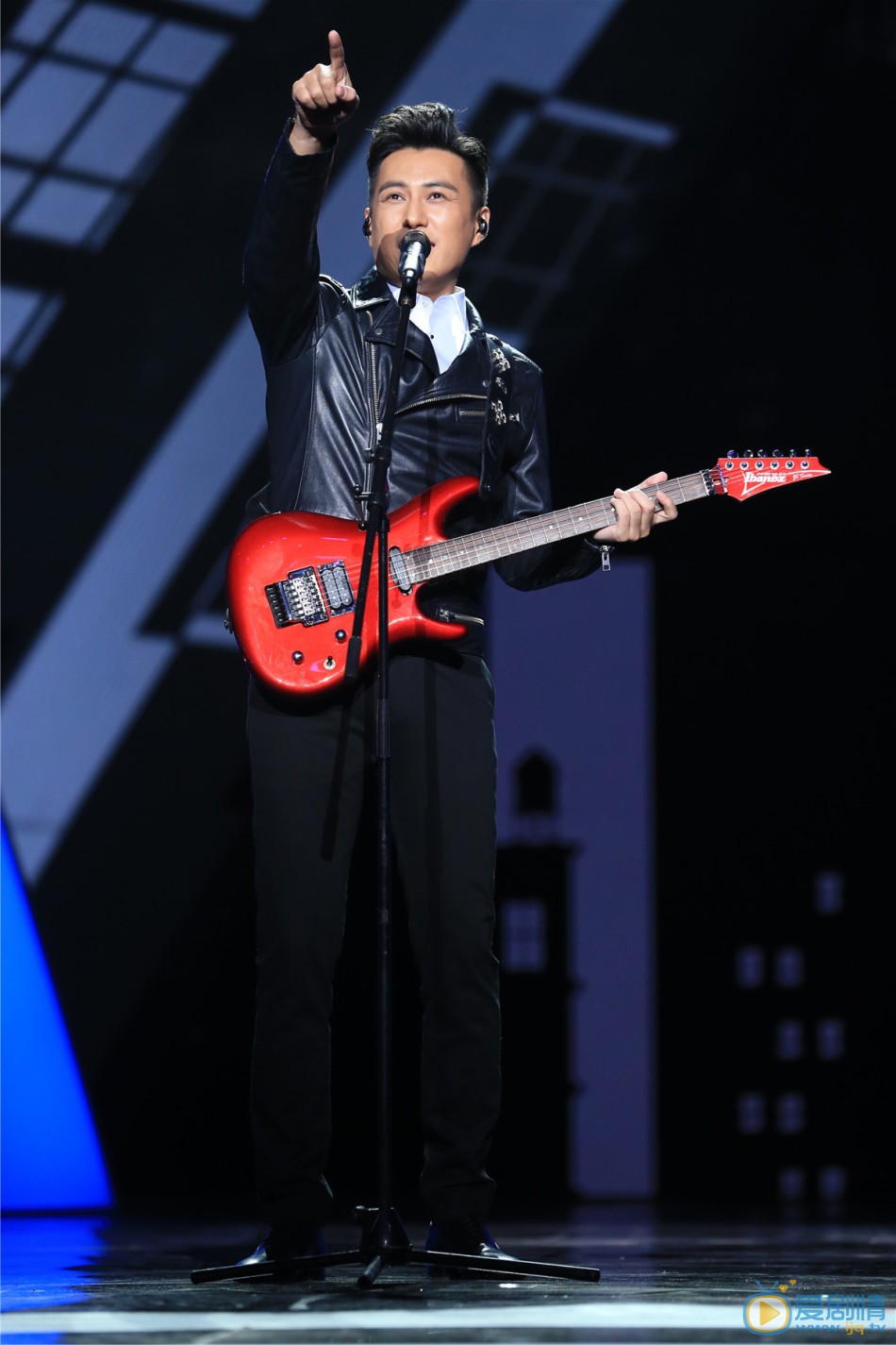 《伪装者》三兄弟齐聚东方卫视跨年演唱会 引爆银屏 靳东12月31日，四大卫视跨年晚会同档举行。《伪装者》兄弟胡歌靳东合体东方卫视跨年晚会，独唱之外还合唱一首。王凯则独自在湖南卫视跨年，与粉丝互动比手大小。