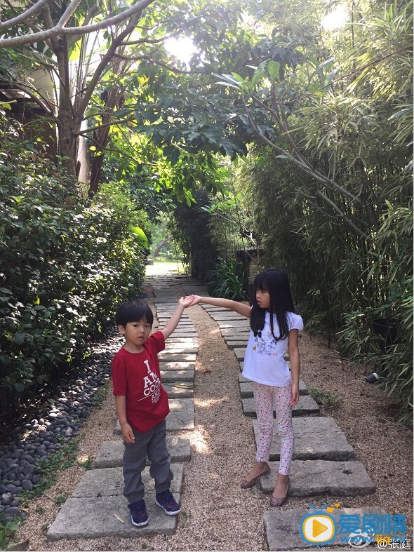 张庭和儿子女儿合影照 张庭高清写真_张庭高清剧照