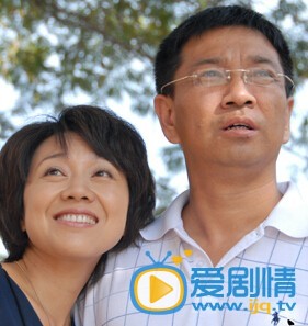 闫妮老公照片 闫妮和老公照片 这个其实是前夫程大河 2004年已经与闫妮离婚 是军队一个高层干部