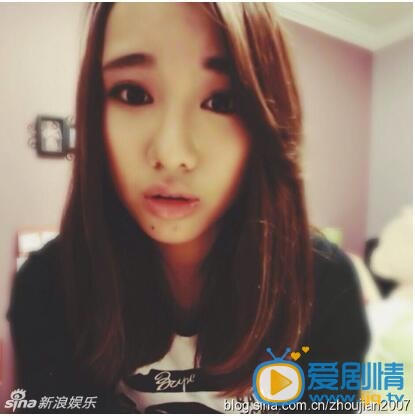 闫妮女儿照片 单身妈妈闫妮独自带着女儿元元生活，如今女儿已是17岁的大姑娘了，她在国内读完初中后目前在美国读高中，和这个年龄的女孩一样都十分爱美。