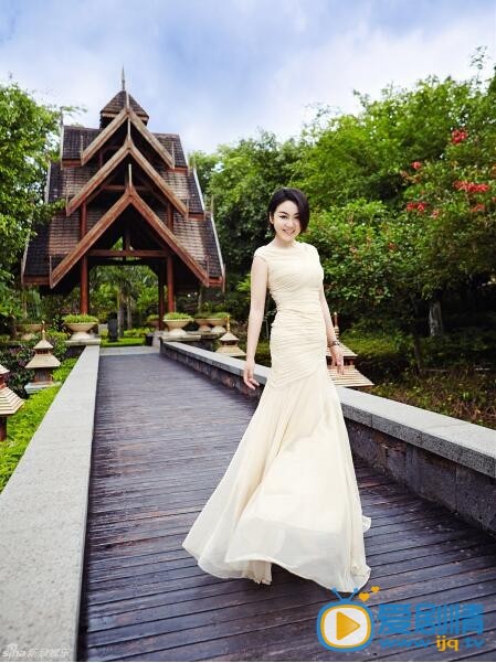 近日，闫妮在西双版纳为某杂志拍摄了一组封面大片。如画的美景加上温暖的笑容，让妆容精致的她更加妩媚迷人，也传达了一份不同以往的异域魅惑。