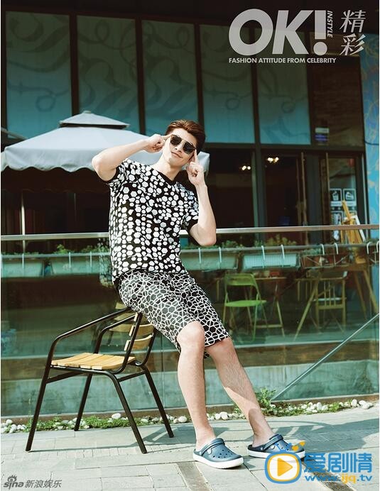 张云龙杂志写真 近日，新生代人气偶像张云龙为《OK！精彩》杂志拍摄的时尚街拍曝光，沐浴着夏日阳光伫立街头，帅气有型，时髦有范儿。
