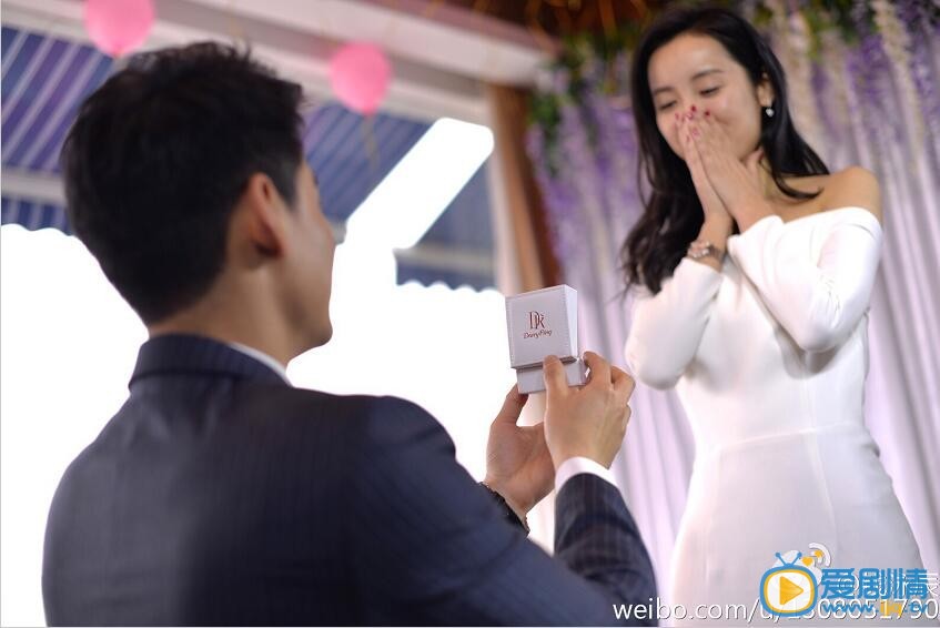 吕一求婚照 1月7日是吕一的生日，钱泳辰包下上海某高档餐厅提前为女友吕一炮制了一次超震撼的生日惊喜，并于现场用男士一生只能送一人的Darry Ring（DR戒指）深情求婚