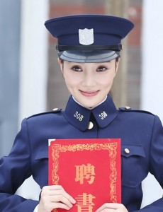 煮妇神探上演制服诱惑 李小璐帅气军装剧照曝光