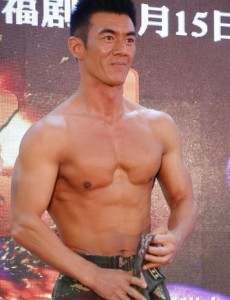 特种兵之霹雳火今晚首播 任天野老当益壮发布会现场赤膊秀肌肉