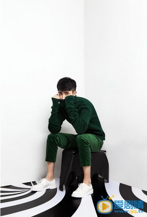 于朦胧时尚写真 近日，于朦胧曝光了一组主题为《梦游》的奇幻时尚系列写真大片，照片中他一展少年的灵动与调皮，身着墨绿色套装就像是步入了梦境中的茫茫森林。