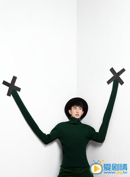 于朦胧时尚写真 近日，于朦胧曝光了一组主题为《梦游》的奇幻时尚系列写真大片，照片中他一展少年的灵动与调皮，身着墨绿色套装就像是步入了梦境中的茫茫森林。