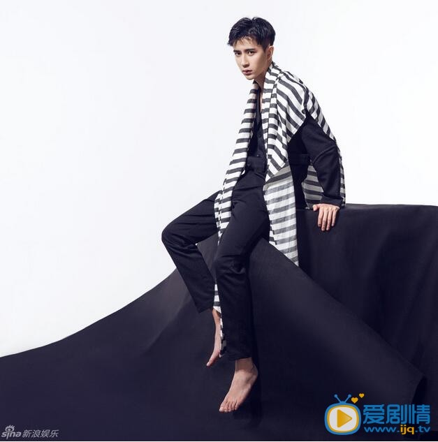 于朦胧时尚写真 “朦胧王子”于朦胧曝光一组写真大片，写真照中，于朦胧从带有稚气的男生向成熟的男人逐渐蜕变，用会说话的双眸演绎着凝视。
