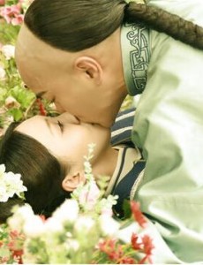 寂寞空庭春欲晚郑爽刘恺威剧中花样热吻不断：教你十八般吻技