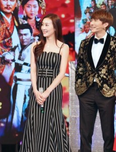 刘海戏金蟾发布会 钱璇褪去戎装气质优雅被赞身材好