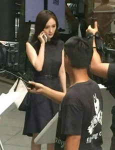 翻译官幕后拍摄花絮曝光 杨幂职业、休闲范儿切换游刃有余