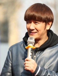 陈浩民出席刘海戏金蟾发布会 蘑菇头被吐槽“装嫩，丑到爆”