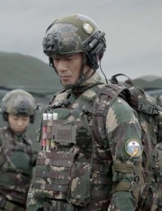 特种兵之霹雳火男队员身上3个带颜色的小棒是什么东西？小棒的用途是什么？