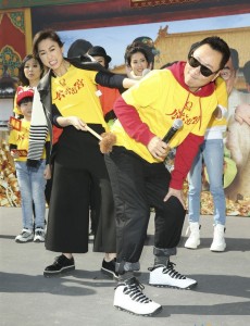 《公公出宫》将播 黎耀祥、萧正楠、胡定欣、唐诗咏及林夏薇到游乐场宣传