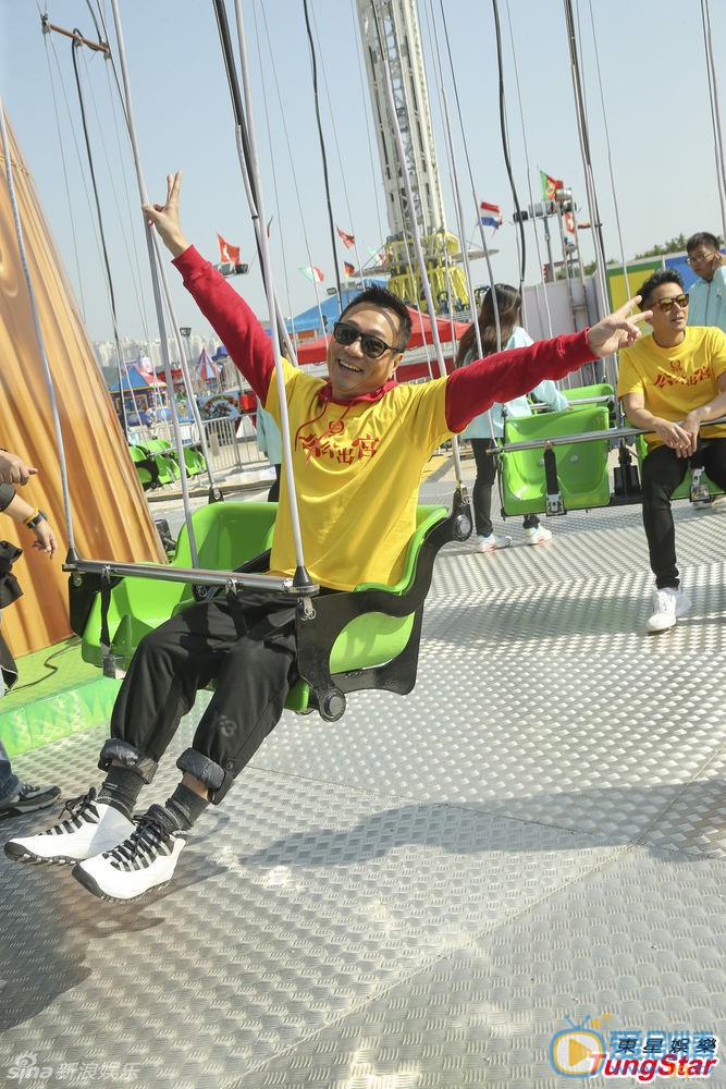 《公公出宫》将播 黎耀祥、萧正楠、胡定欣、唐诗咏及林夏薇到游乐场宣传 《公公出宫》宣传 黎耀祥、萧正楠、胡定欣、唐诗咏及林夏薇等到游乐场为大年初二(9日)首播无线剧集《公公出宫》宣传，一众演员大玩机动游戏。