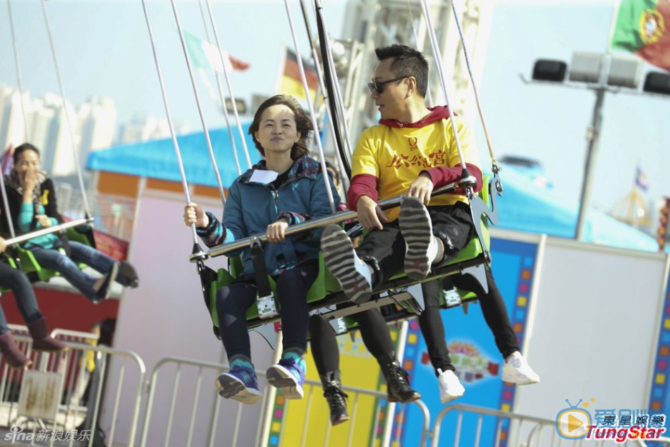 《公公出宫》将播 黎耀祥、萧正楠、胡定欣、唐诗咏及林夏薇到游乐场宣传 《公公出宫》宣传 黎耀祥、萧正楠、胡定欣、唐诗咏及林夏薇等到游乐场为大年初二(9日)首播无线剧集《公公出宫》宣传，一众演员大玩机动游戏。