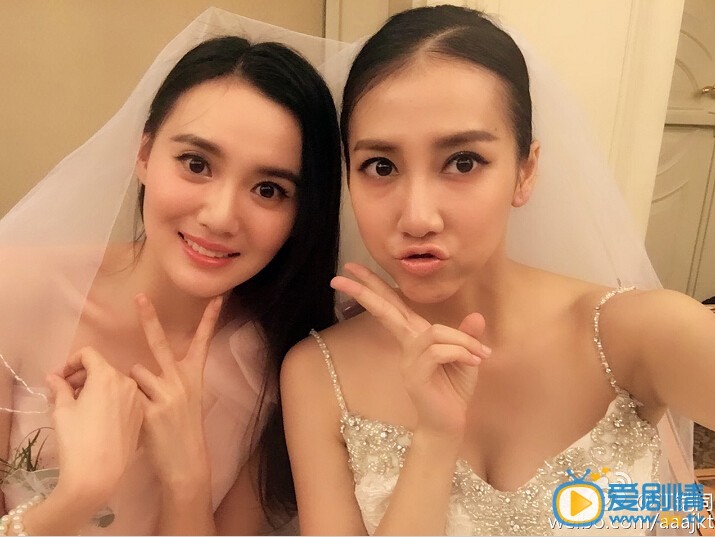 江铠同朋友合影照 江铠同参加闺蜜好友弦子婚礼合影照
