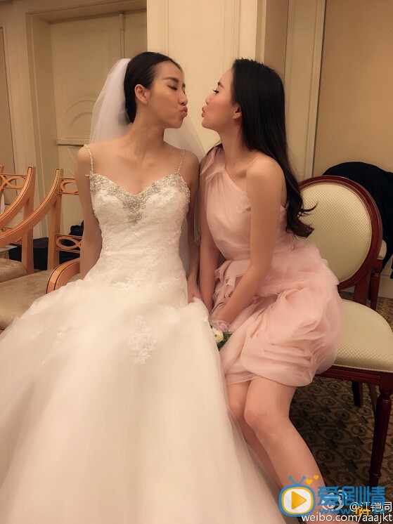江铠同朋友合影照 江铠同参加闺蜜好友弦子婚礼合影照