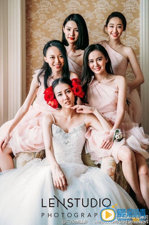 江铠同朋友合影照 江铠同参加闺蜜好友弦子婚礼合影照