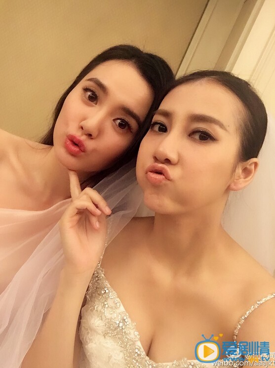江铠同朋友合影照 江铠同参加闺蜜好友弦子婚礼合影照