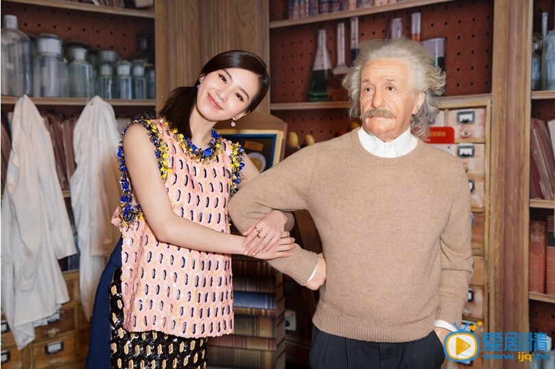 刘诗诗蜡像馆照片 近日，刘诗诗粉嫩裙装现身武汉杜莎夫人蜡像馆，为自己的蜡像揭幕，与蜡像合影同时，还指勾下巴“调戏”起自己的蜡像。
