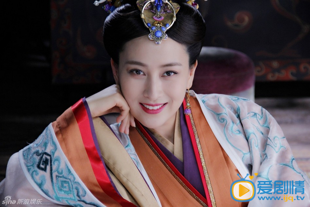 马苏《芈月传》剧照 由郑晓龙执导的《芈月传》正在热播，首次尝试在剧中挑战反派魏琰魏夫人的马苏曝光了一组剧照，身着秦宫汉服的她，衣着服饰华贵，气场和眼神也霸气。
