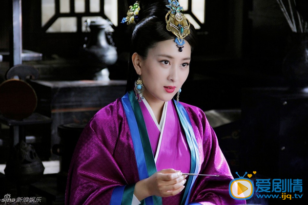 马苏《芈月传》剧照 由郑晓龙执导的《芈月传》正在热播，首次尝试在剧中挑战反派魏琰魏夫人的马苏曝光了一组剧照，身着秦宫汉服的她，衣着服饰华贵，气场和眼神也霸气。