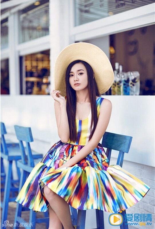 江铠同T台婚纱秀 近日，暖色系小花江铠同为某杂志拍摄了一组甜美写真，她身着蓬松连衣裙色彩缤纷，一双长腿搭配黄色高跟鞋，更显性感明艳，如温暖阳光下的一道彩虹。