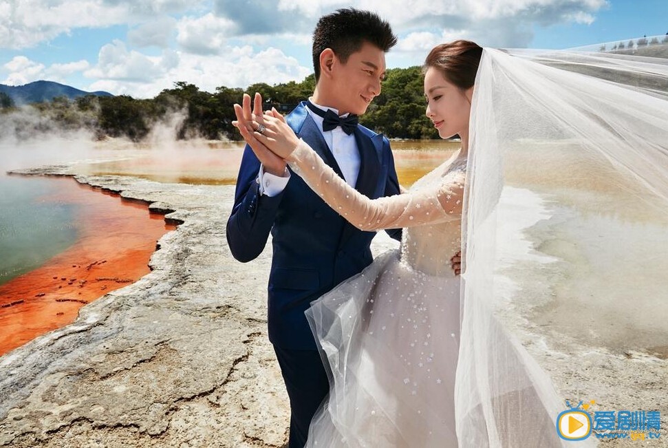吴奇隆婚纱照 刘诗诗吴奇隆3月20日将于巴厘岛完婚，届时圈中好友将悉数到场送上祝福，“小虎队”另两位成员苏有朋、陈志朋也会前往参加。阔别已久的“小虎队”组合也将再次合体。