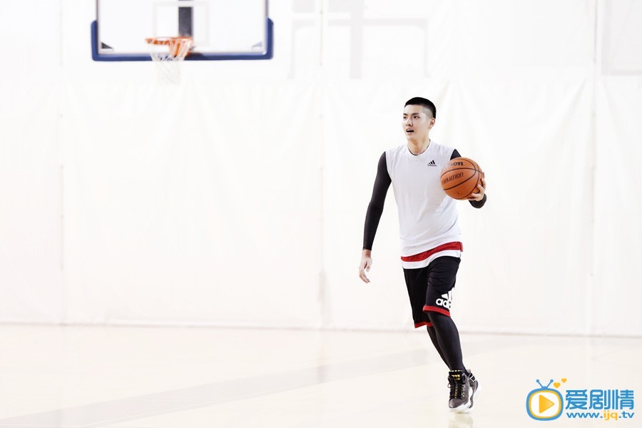 吴亦凡打篮球照 吴亦凡高清写真_吴亦凡高清剧照