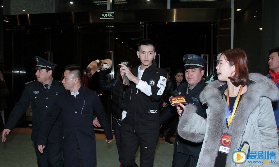 吴亦凡机场潮服照 吴亦凡高清写真_吴亦凡高清剧照