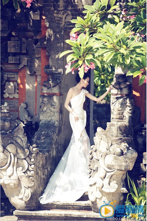 吕一婚纱照 近日，钱泳辰、吕一的唯美婚纱照曝光，为了一生一世的承诺，二人特地奔赴结婚圣地巴厘岛拍摄，举手投足间都透露着幸福。2016年3月13日，吕一钱泳辰上海举行婚礼