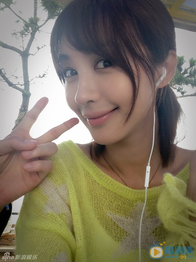 《远得要命的爱情》李菲儿朴海镇超萌花絮照欣赏 李菲儿自拍 《远得要命的爱情》李菲儿与朴海镇这对&ldquo;岸夏夫妇&rdquo;片场花絮照曝光，李菲儿与朴海镇自拍，时而俏皮卖萌，时而&ldquo;大秀恩爱&rdquo;。