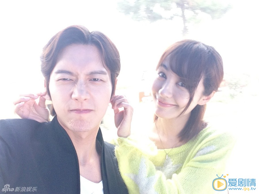 《远得要命的爱情》李菲儿朴海镇超萌花絮照欣赏 朴海镇与李菲儿 《远得要命的爱情》李菲儿与朴海镇这对&ldquo;岸夏夫妇&rdquo;片场花絮照曝光，李菲儿与朴海镇自拍，时而俏皮卖萌，时而&ldquo;大秀恩爱&rdquo;。