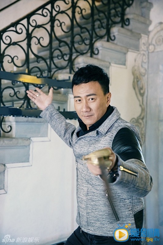  情人节之际，胡军卢芳夫妇瑞士之旅的照片曝光，二人或牵手走在瑞士街头，或相拥坐在长椅欣赏远处雪山美景，脸上的笑容似乎回到了青春年少恋爱时。
