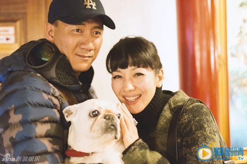 胡军夫妇瑞士之旅  情人节之际，胡军卢芳夫妇瑞士之旅的照片曝光，二人或牵手走在瑞士街头，或相拥坐在长椅欣赏远处雪山美景，脸上的笑容似乎回到了青春年少恋爱时。