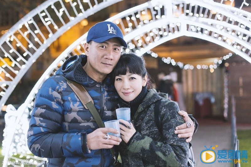 胡军夫妇瑞士之旅  情人节之际，胡军卢芳夫妇瑞士之旅的照片曝光，二人或牵手走在瑞士街头，或相拥坐在长椅欣赏远处雪山美景，脸上的笑容似乎回到了青春年少恋爱时。